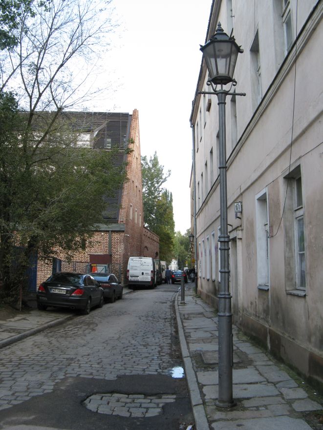 Ulica Mennicza z hotelem Granary w oddali.